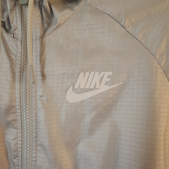 NIKE Wind Breaker - Picture 2 of 11
